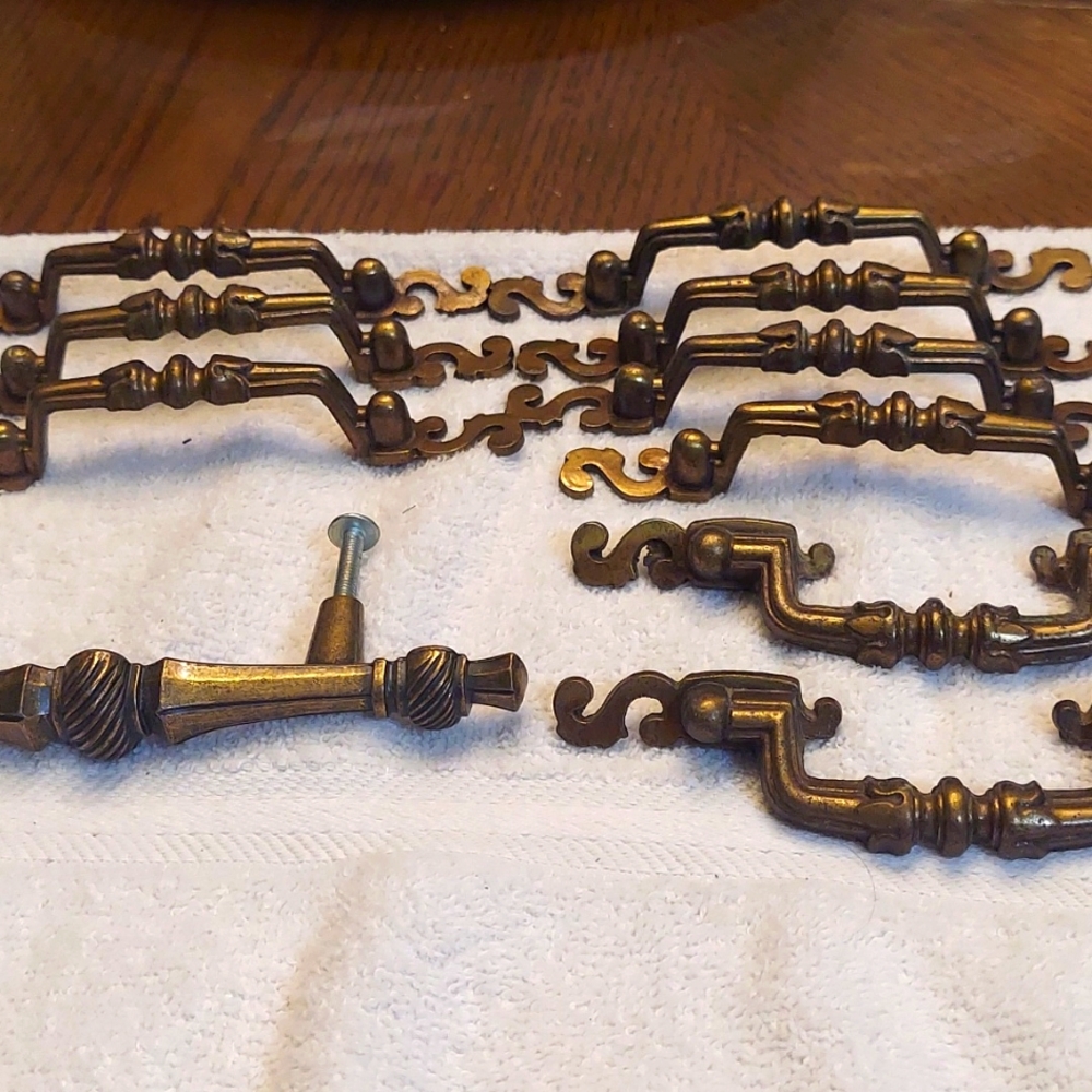 Set of 10 drawer pulls.